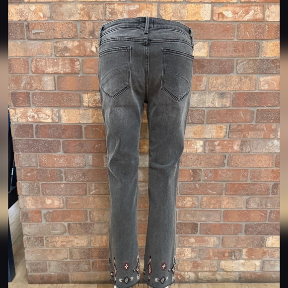 NWT Driftwood Colette Charcoal Embroidered Ankle Jeans Capri - Picture 3 of 5